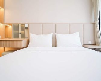 Cozy Studio Connected to Mall at The Vertu Apartment By Travelio - Surabaya - Bedroom