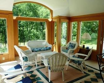 Light of the Valley River House - Woodstock - Вітальня