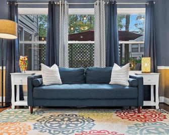 Back to Nature Home in the Heart of The Woodlands! - The Woodlands - Living room