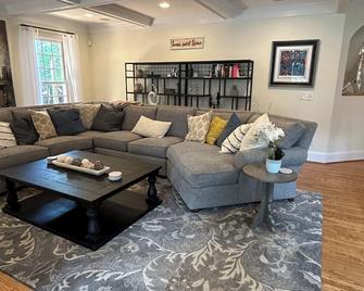Stunning Home in Myers Park! Lots of Children’s Amenities & HUGE Outdoor Space! - Charlotte - Salon
