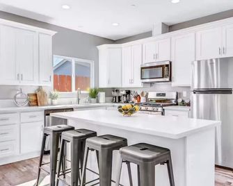 Exquisite Haven: Brand New House Near Disneyland - Norwalk - Kitchen