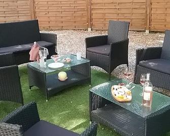 Human Hotel Residence Ex Esparrus - Villecroze - Patio