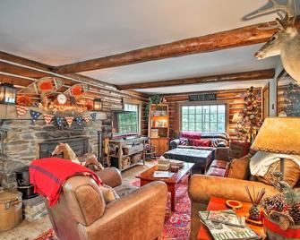 Award-Winning Log Cabin, Top 5 in New England! - Londonderry - Living room
