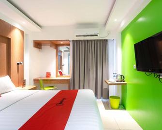 RedDoorz Apartment at Bogor Valley - Bogor - Bedroom