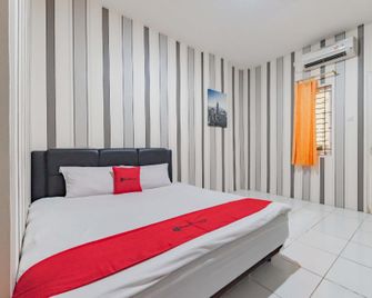 RedDoorz Hsp Guest House Samarinda - Samarinda - Camera da letto