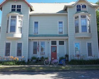 Heart of Hillsdale Downtown Office / Kitchen / Two Beds / Close to Everything - Hillsdale - Building