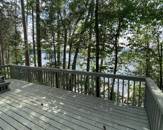 Lincolnwood Cabin 5 - Birchwood - Balcón