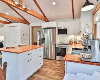Moyie River Hideaway - Bonners Ferry - Kitchen
