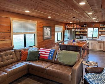 Rustic 4-Bedroom Luxury Retreat - Spectacular White River Valley Views - Meeker - Lounge