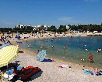 2 Bedroom Awesome Apartment In Novigrad - Novigrad - Pláž