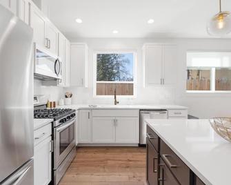 Stylish Sandpoint Retreat Near Downtown & Lake - Ev Charger + Family-Friendly - Ponderay - Kitchen