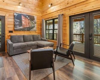Ruby's Retreat - Tellico Plains - Living room