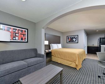 Scottish Inn & Suites Cotulla, Tx - Cotulla - Bedroom