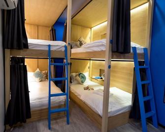 Bed in 8-bed Mixed Thalay Cha Am by Tha A Co-living With a Million Dollar View - Cha-am - Bedroom