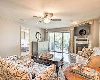 Beach and Pool Access Lake of the Ozarks Condo! - Osage Beach - Sala de estar
