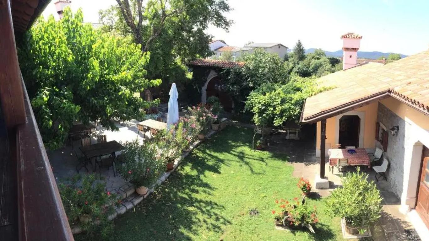 Guesthouse Domacija Sajna