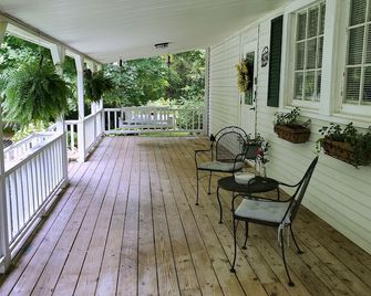 Deep Roots Retreat Historic Kingston Springs Home Pets Welcome Near Nashville - Kingston Springs - Patio