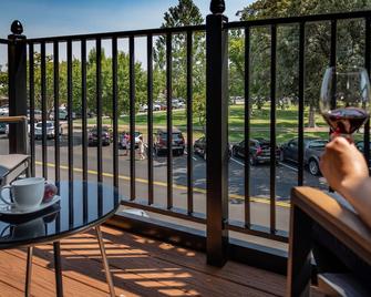 Paso Park Suite 203-Downtown Paso Robles Park-Side Suite with Balcony! - Paso Robles - Balcony