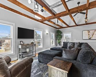 Rustic Charm 2br Downtown Burl. - Burlington - Salon