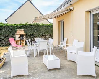 Amazing home in Creances with WiFi - Créances - Patio