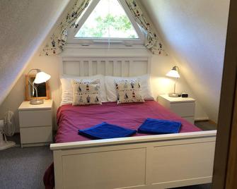 5 mins. to beach, tennis, pool. food in local pubs, castles close by, Free WiFi. - Deal - Bedroom