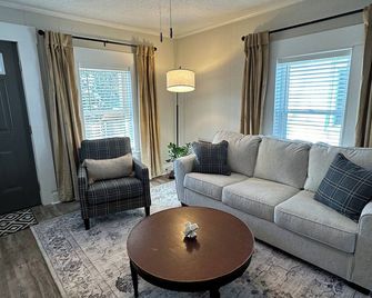 Stylish Blackburn Lyh Retreat Near Liberty University & Downtown Lynchburg - Lynchburg - Living room