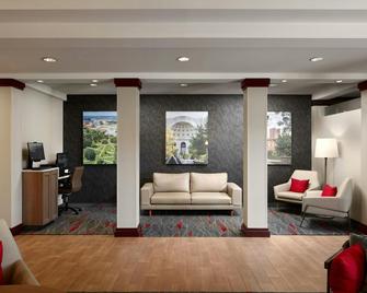Fairfield Inn & Suites by Marriott Columbus OSU - Columbus - Living room