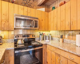 0.5 Mi to Dtwn & Trails: Conway Condo w/ Hot Tub! - Conway