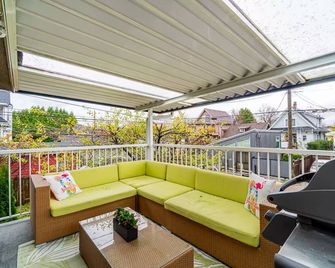 Spacious 6-Bedroom, 2.5-Bath Home Near Downtown w/ 4 Parking Spots and A/C - Vancouver - Balcón