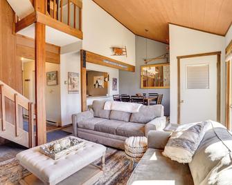 Charming Townhome - Walk to Greek Peak Mountain! - Cortland - Living room