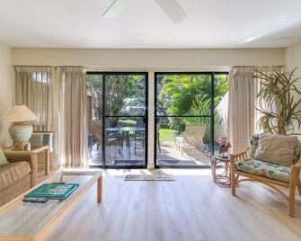 Kihei Condo with Resort Amenities Walk to the Beach - Wailea - Living room