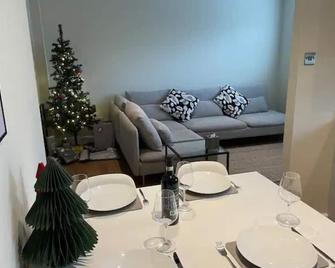 Pass the Keys Modern Family Friendly Flat with Parking - Rickmansworth - Dining room