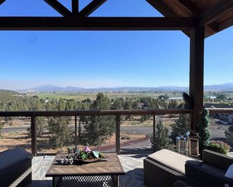 Spacious 4-bedroom house in peaceful Prineville with epic views, year round fun! - Prineville - Balkon