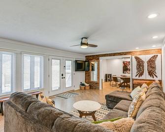 Pet-Friendly Getaway 15 Mi to Downtown Nashville - Hermitage - Living room