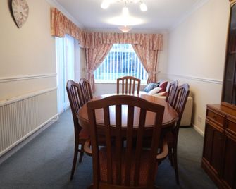 Cherry Palace 3 BD Parking Spaces groups - Cambridge - Sală de mese