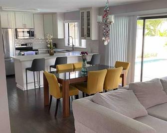 The Best Value For Your Vacation! Pool And Bbq! - Waipahu - Living room