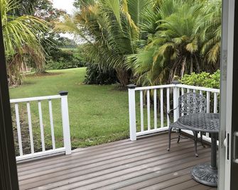 Paradise on park like estate with beautiful ocean and mountain view - Honomu - Balcón