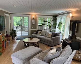Private Riverfront w Pool/Hot Tub/Cabins. Sanctuary for Family/Friend Gatherings - Hopkinton - Living room