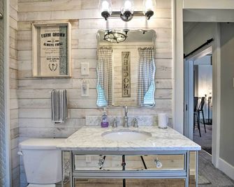 Romantic Apt Near Wineries, Golf and Lake Erie! - Westfield - Baño