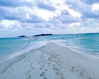 Sands Grand Hotel - Dhigurah - Beach