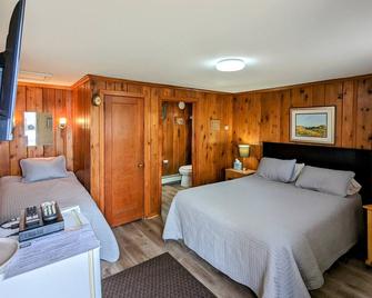 Room 6 - Riverside Motel - 1 Queen, 1 Twin - Lewiston - Bedroom
