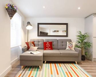 M02A - Modern 2Bed patio apartment in Hyde Park - Londres - Sala de estar