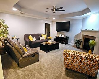 Southern Charm W/ Fireplace- 3br/2ba Home Near Mobile - Prichard - Living room