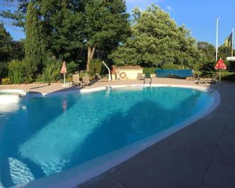 Hotel Les Chênes - Sisteron - Piscina
