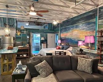 Surf Shack Beach Cottage, Steps to the Beach! - Gulfport - Living room