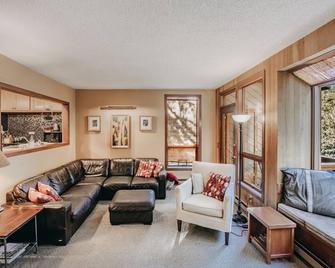 41sw - Sauna - Wifi - Fireplace - Sleeps 8 3 Bedroom Home by RedAwning - Glacier - Living room
