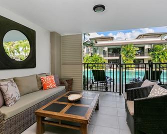 Poolside Bliss: A Modern Resort Sanctuary - Port Douglas - Balkon