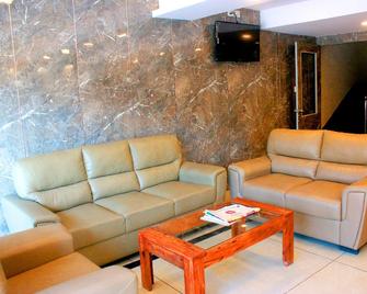 Hotel Sakura Inn - Hosūr - Living room
