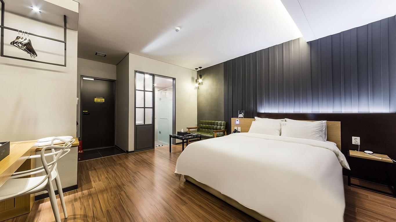 Gimpo Drive-In B-Faced Hotel Louis