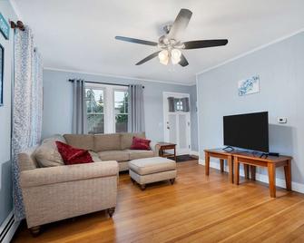 Retreat with Hot Tub, Fire Pit & Stroll to Beach - Niantic - Living room